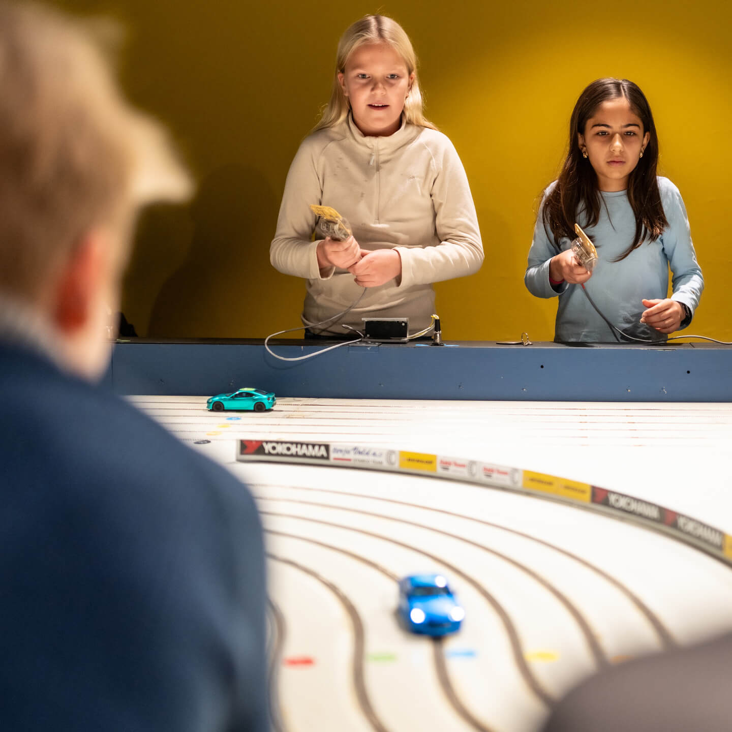 Jenter deltar på billøp på Teknisk museum på Kjelsås