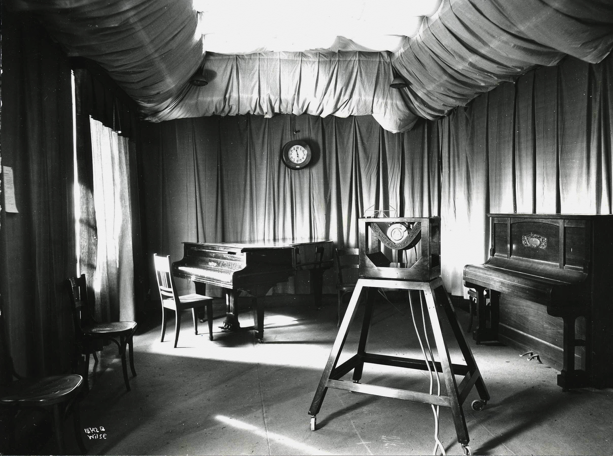 Den første radio mikrofonen i Kringkastingsselskapets radiostudio i Oslo 1925