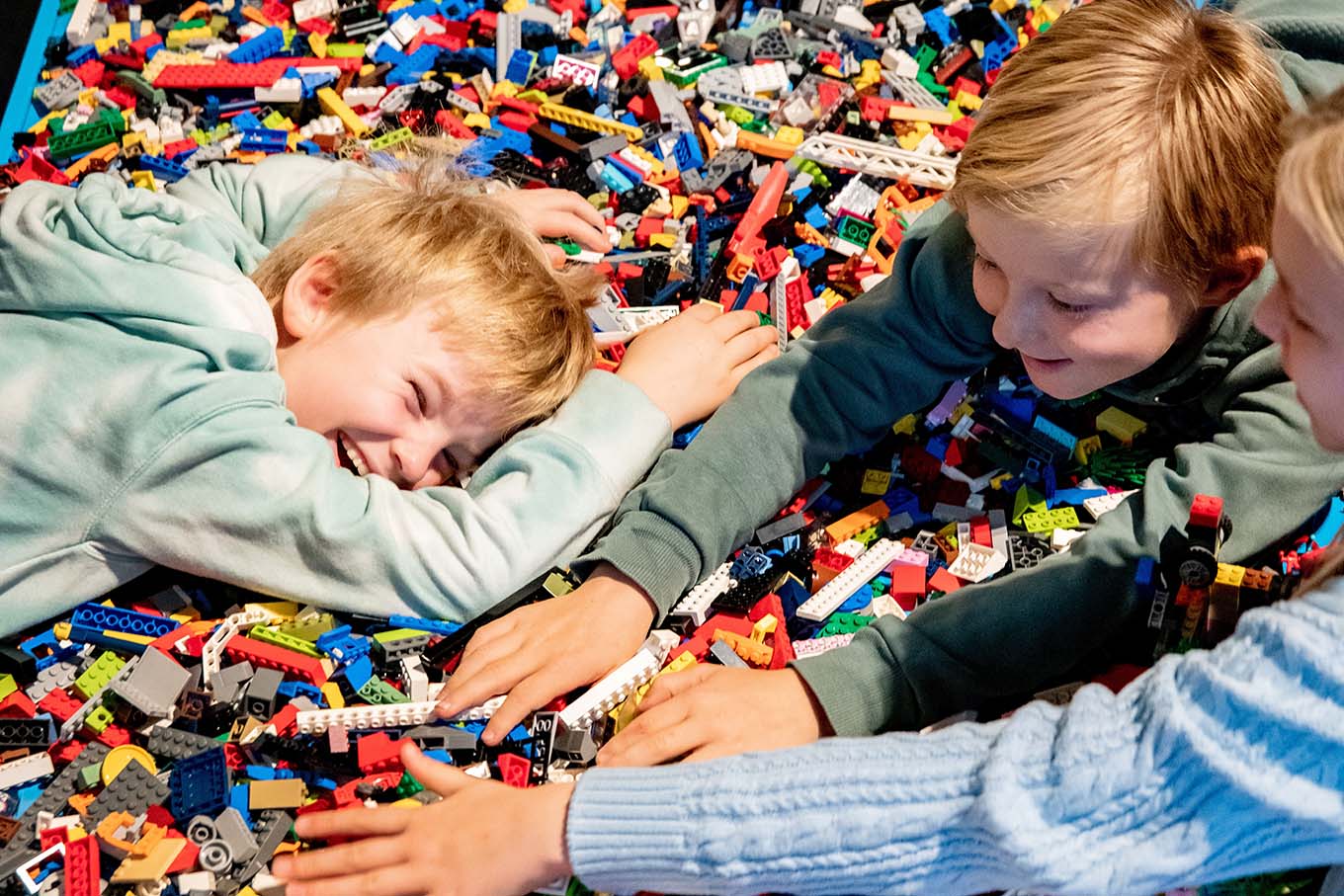 Barn som leker med Lego