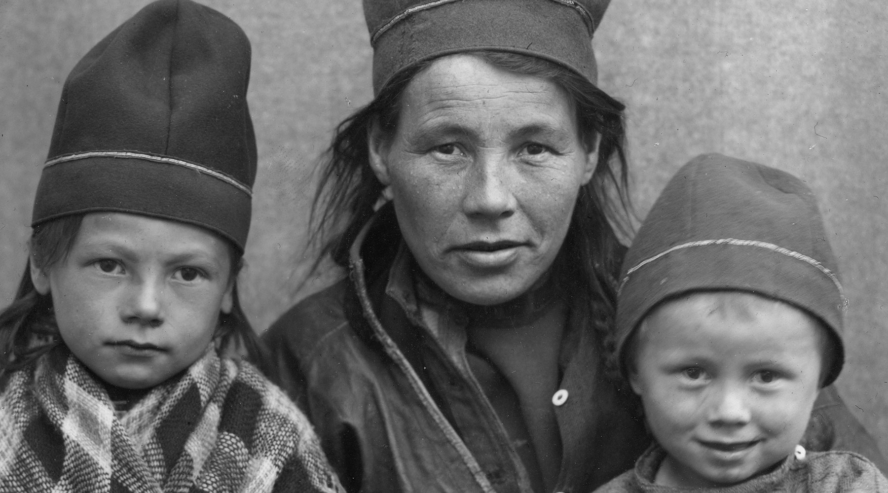Inger Nikolaisdatter Tjikkom (f. 1879), med barna Sara og Peder. Foto: Johan Brun/Tromsø universitet: Tromsø museum og Árran: Lulesamisk senter.