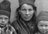 Inger Nikolaisdatter Tjikkom (f. 1879), med barna Sara og Peder. Foto: Johan Brun/Tromsø universitet: Tromsø museum og Árran: Lulesamisk senter.