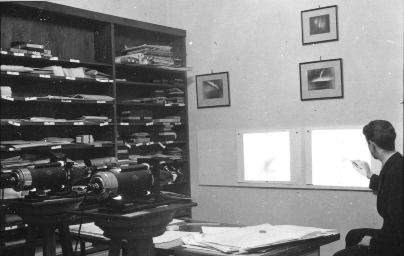 Carl Størmers assistent og laborant Nicolai Herlofson arbeider på lysskjermer på Størmers kontor. Foto.