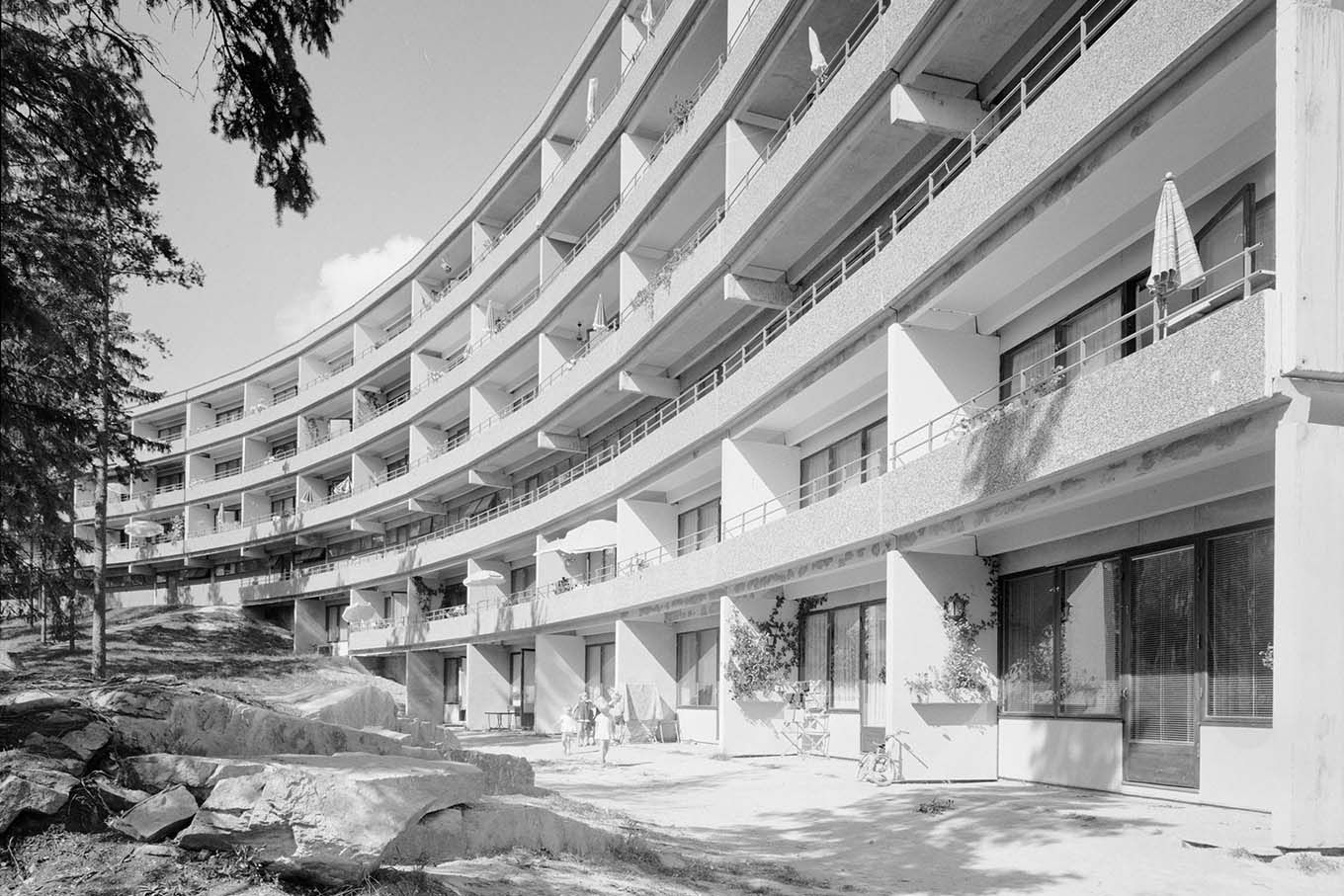 Arkitekturfoto av boligblokker på Ammerud, Grorud, Oslo. 1962-70. Foto.