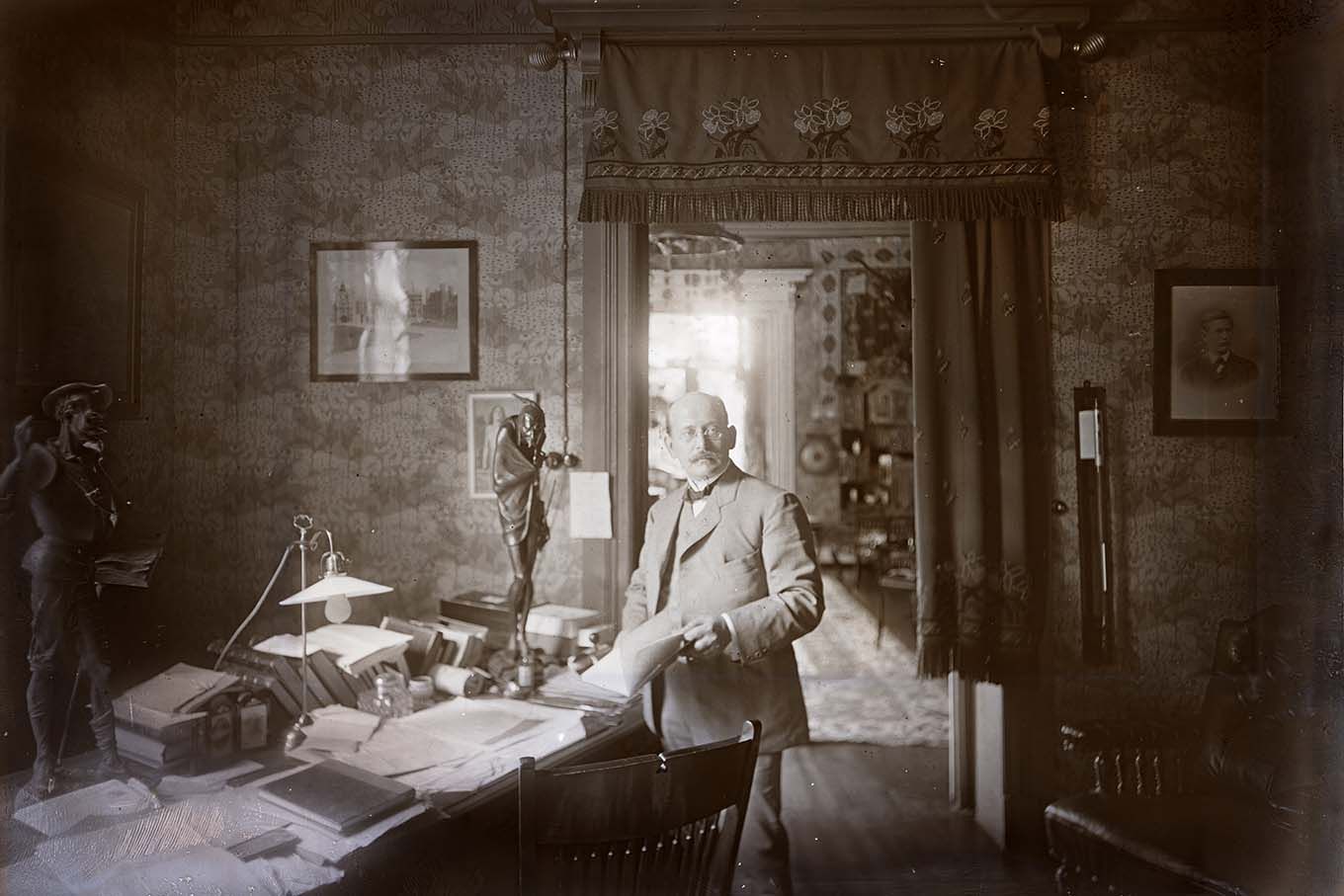 Professor Birkeland ved sitt skrivebord hjemme i 1905. Foto.