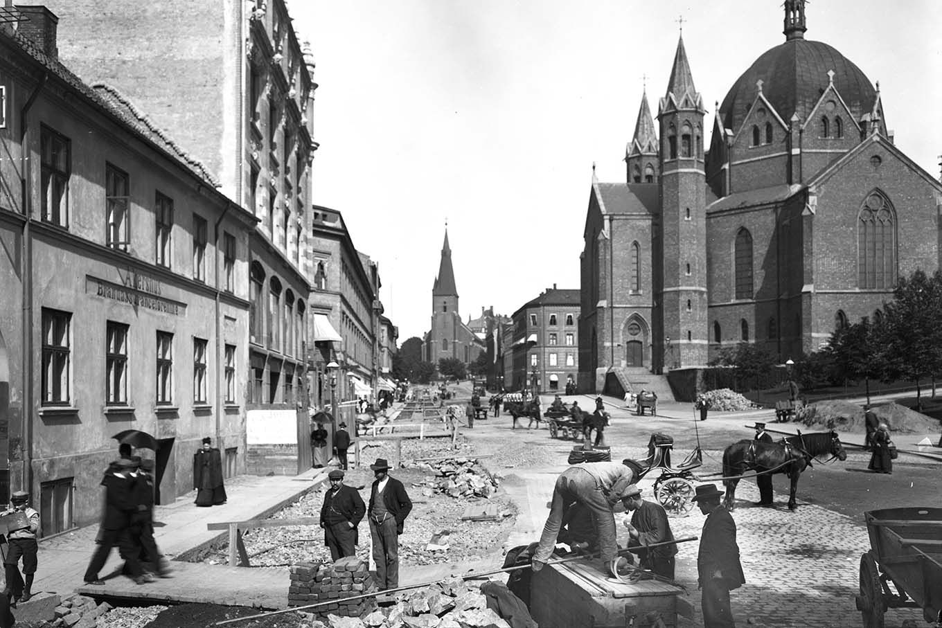 Legging av trikkeskinner i Akersgata ved Trefoldighetskirken og St.Olavs kirke i 1899.  Foto.