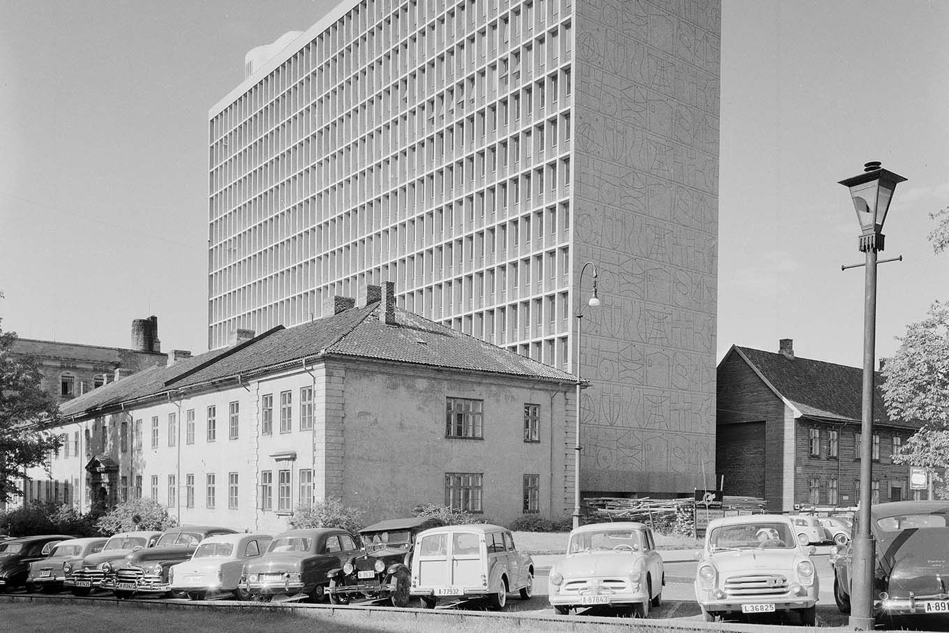 Arkitekturfoto av Regjeringsbygningen, 1958-59. Foto