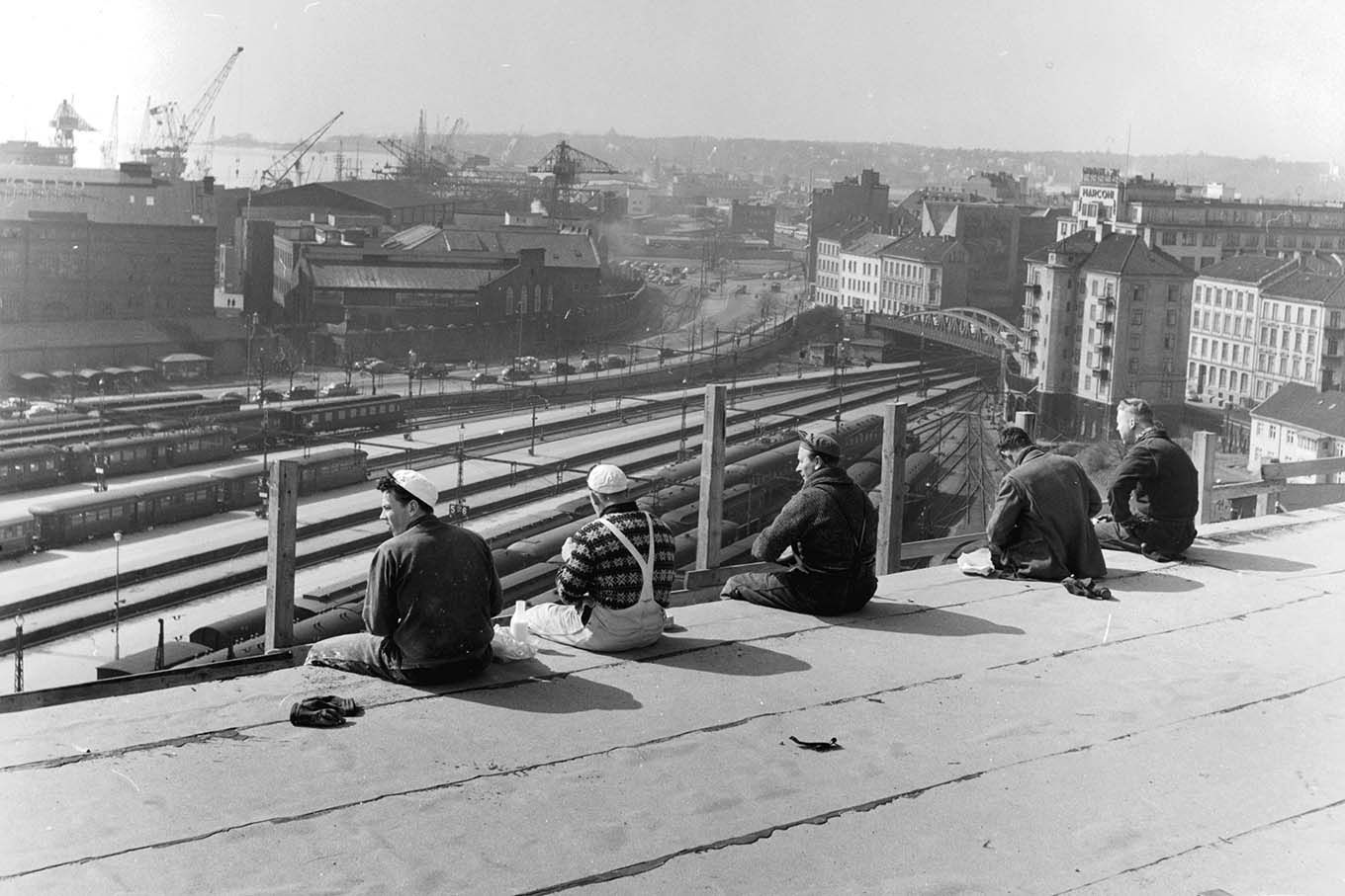 Arbeidsfolk på taket av Wilhelmsenbygningen i Vika, 1959. Foto.