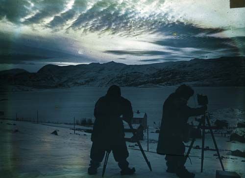 Nordlys observert i Bossekop nordøst 21. Jan. 1839. Kolorert og avfotografert av Severin Worm-Petersen etter en tegning av kunstneren Bevalet. Han var med på en ekspedisjon til Bossekop i 1839, ledet av den franske marinelegen og zoologen Paul Gaimard. NTM UWP 9687. Foto: Norsk Teknisk Museum.