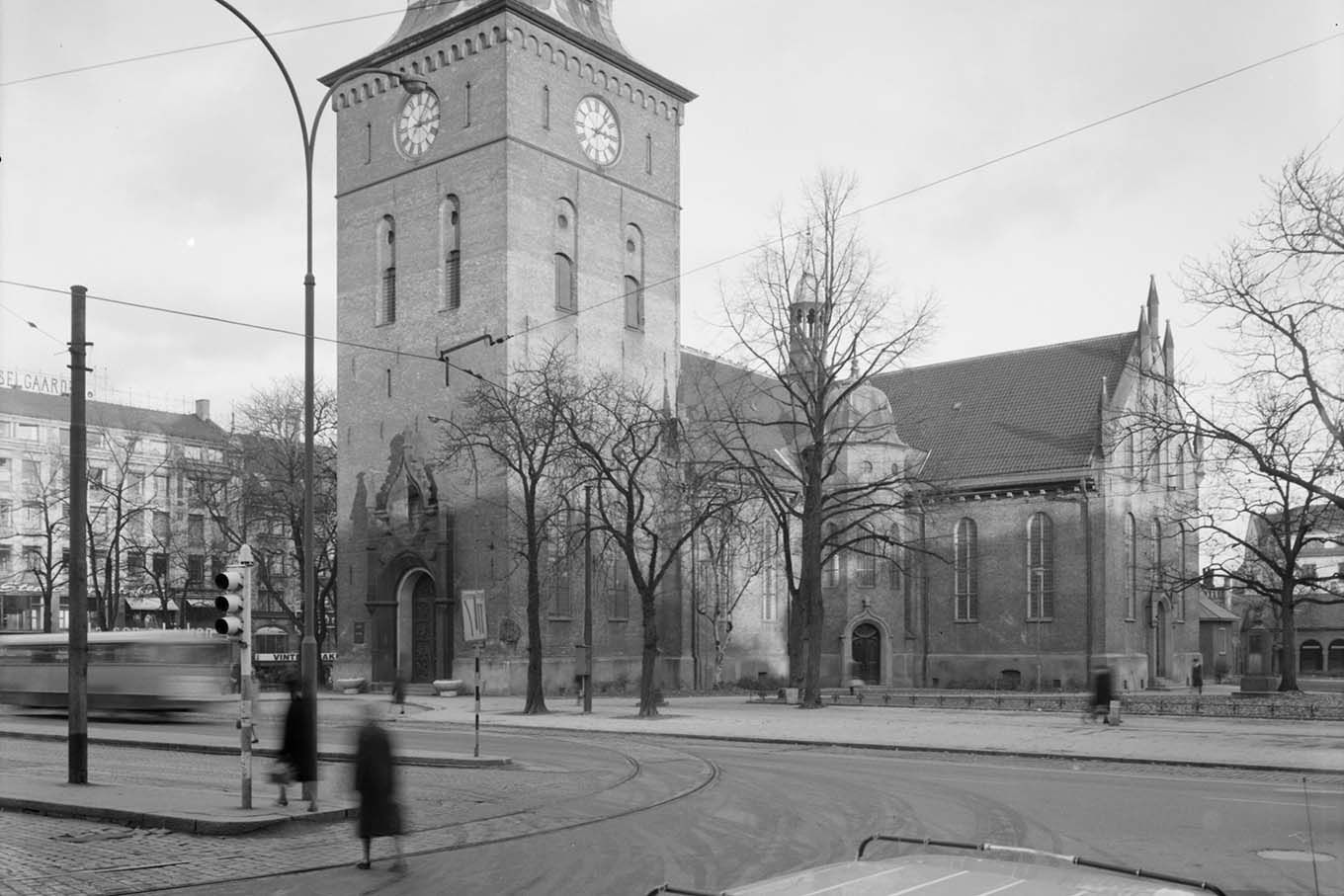 Arkitekturfoto av Oslo domkirke, ukjent dato. Foto.