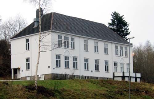 Reknes sanatorium, en stor, hvit trebygning.