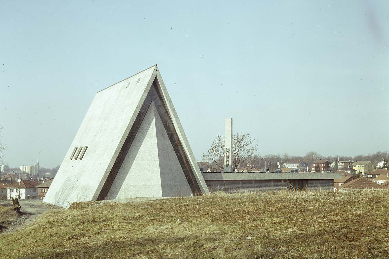 Eksteriørbilde av Bakkehaugen kirke i Oslo, 1959. Foto.