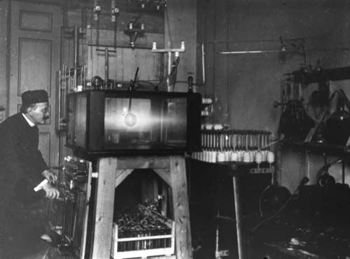 Birkeland og et av de store glasskamrene som han brukte i sin nordlysforskning.