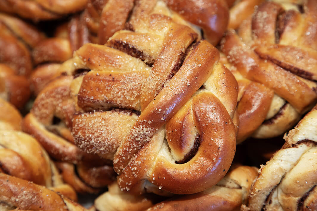 Nybakte kanelsnurrer med sukker hos Åpent Bakeri på Teknisk museum ved Akerselva i Oslo 