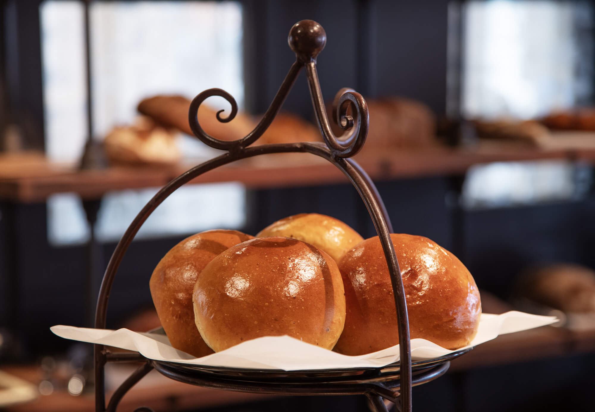 Ferske boller på fat hos Åpent Bakeri på Teknisk museum, Kjelsås, Oslo