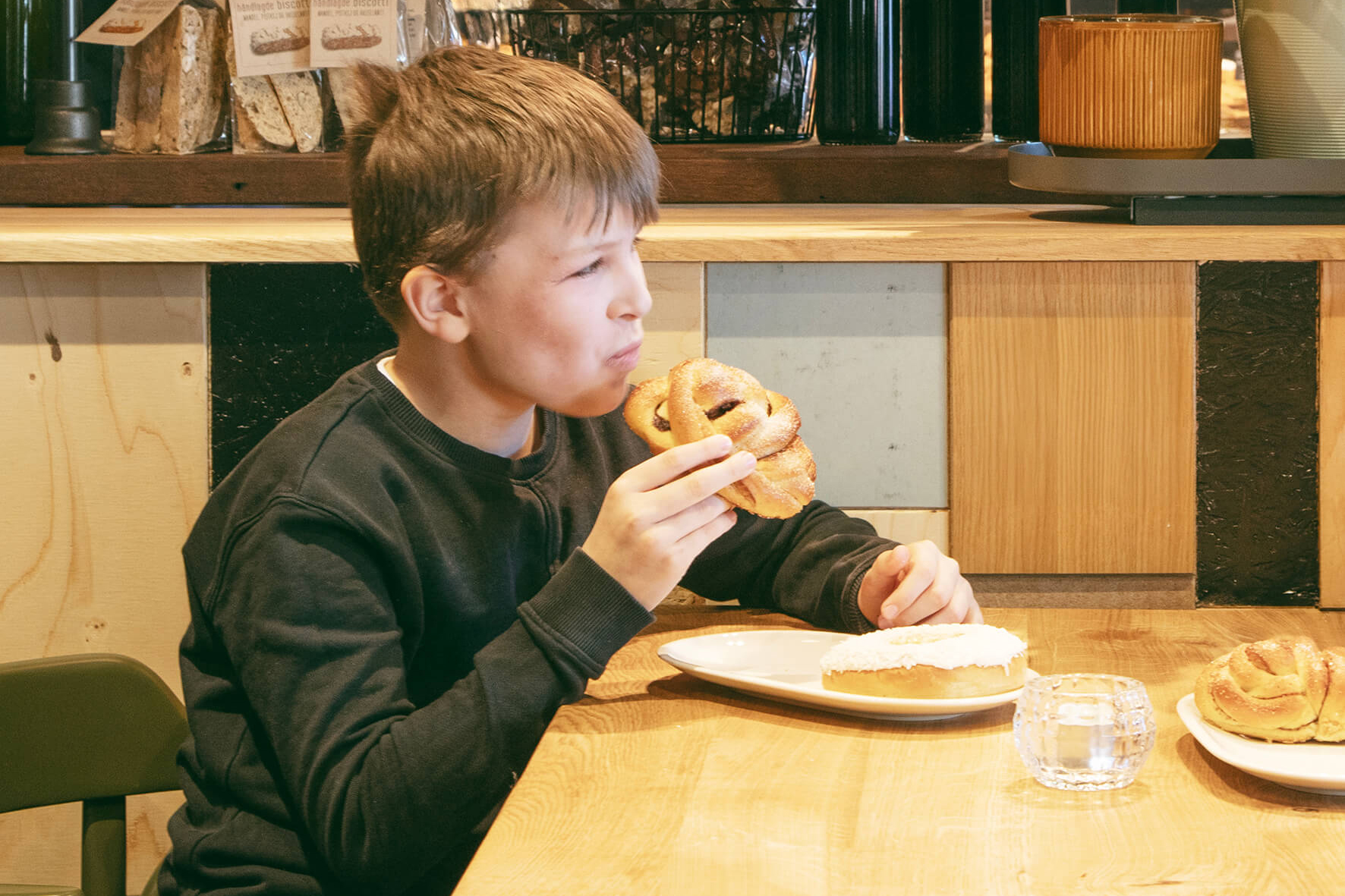Barn spiser boller på Åpent Bakeri hos Teknisk museum