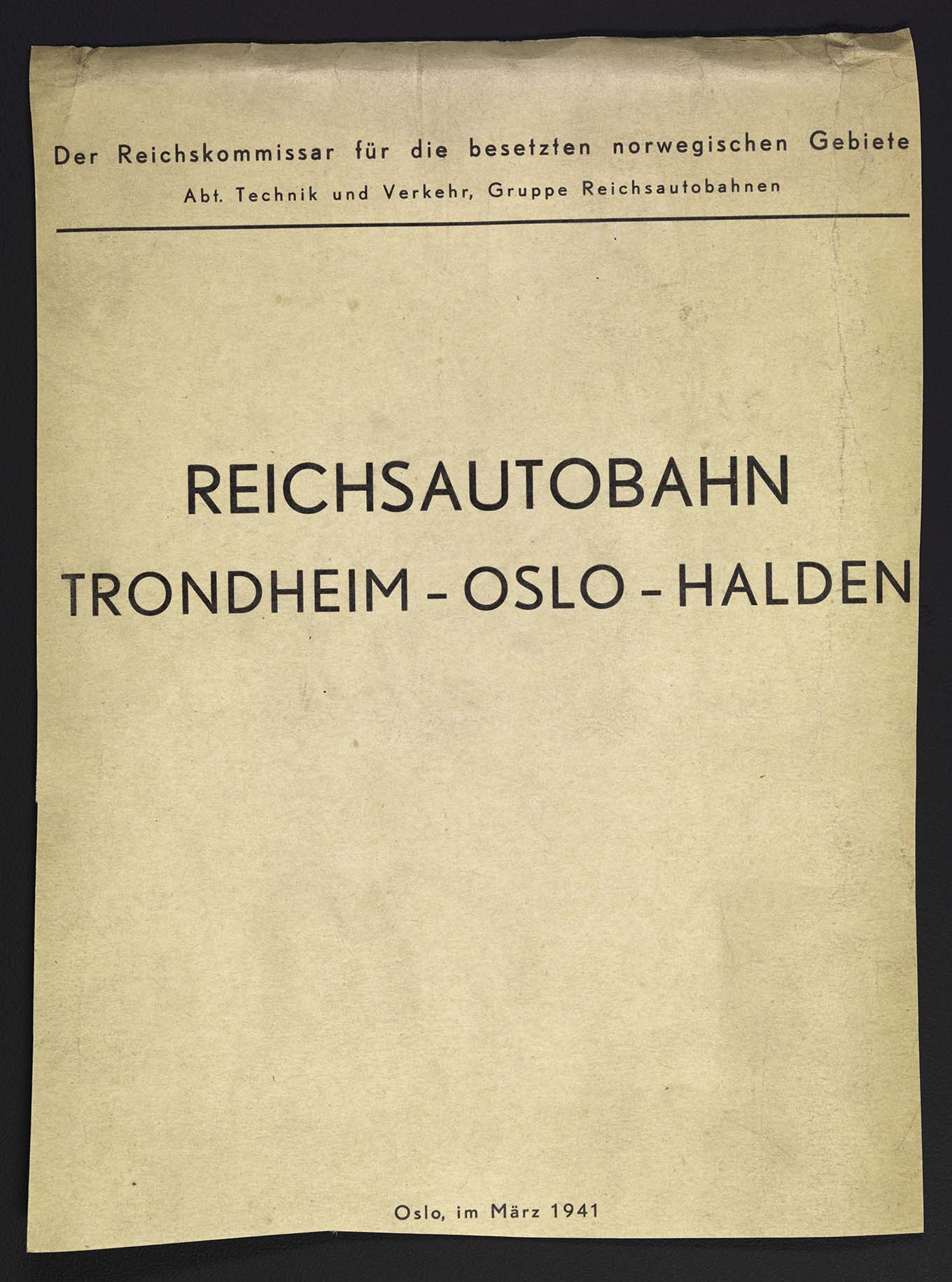 Forsiden av et skriv på tysk, merket "Reichsautobahn, Trondheim – Oslo – Halden". Foto.