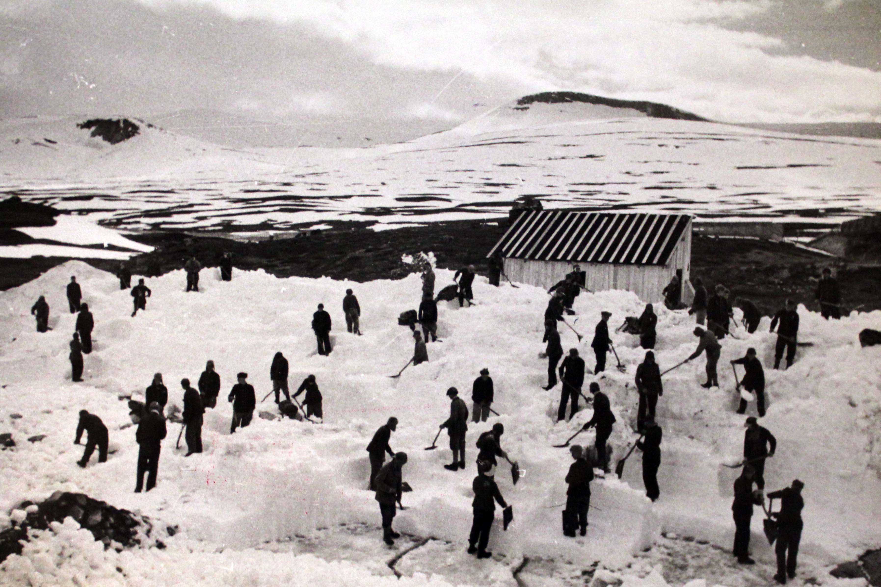 Tvangsarbeidere spar snø. Foto