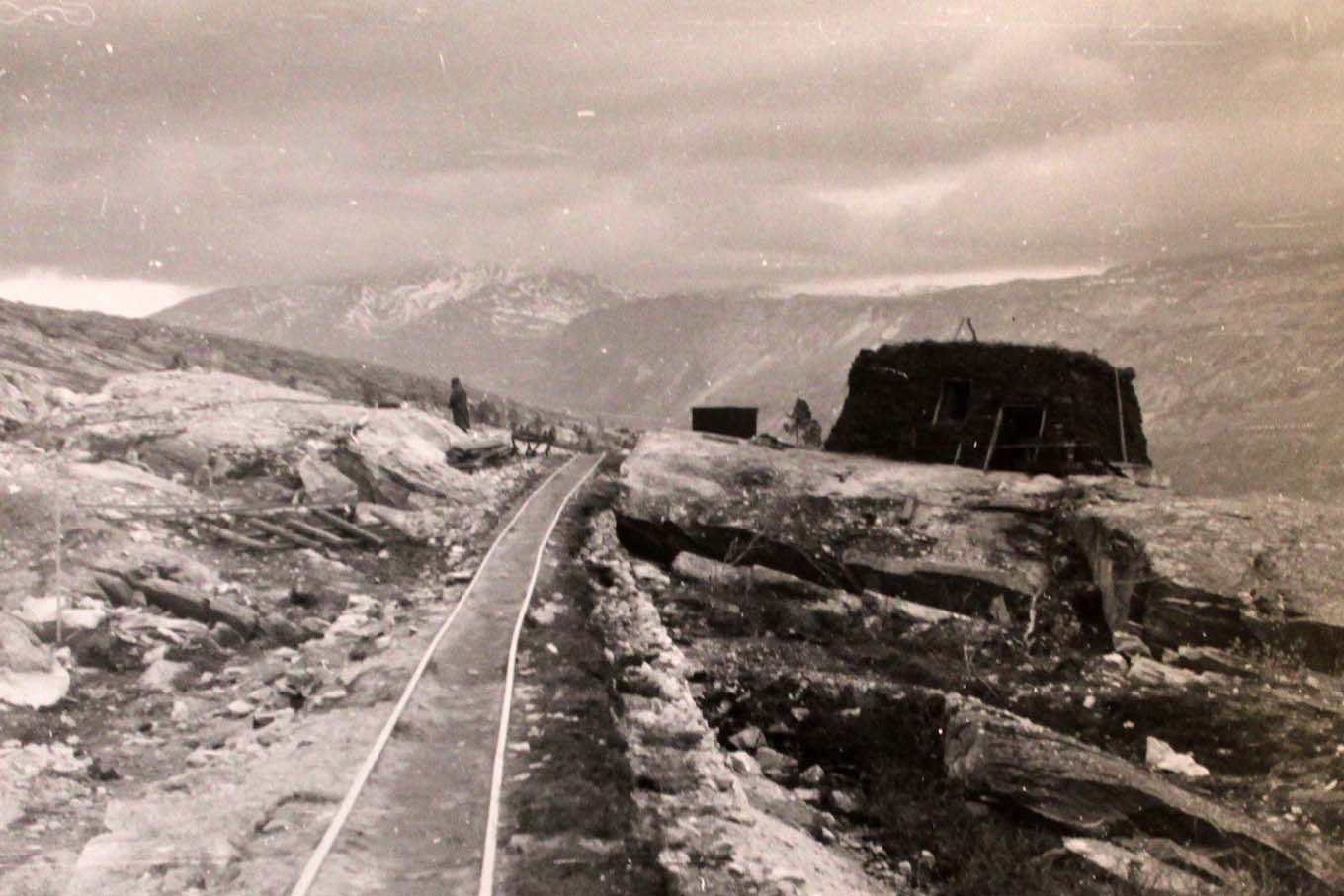 Jernbanespor over fjellet. Foto.