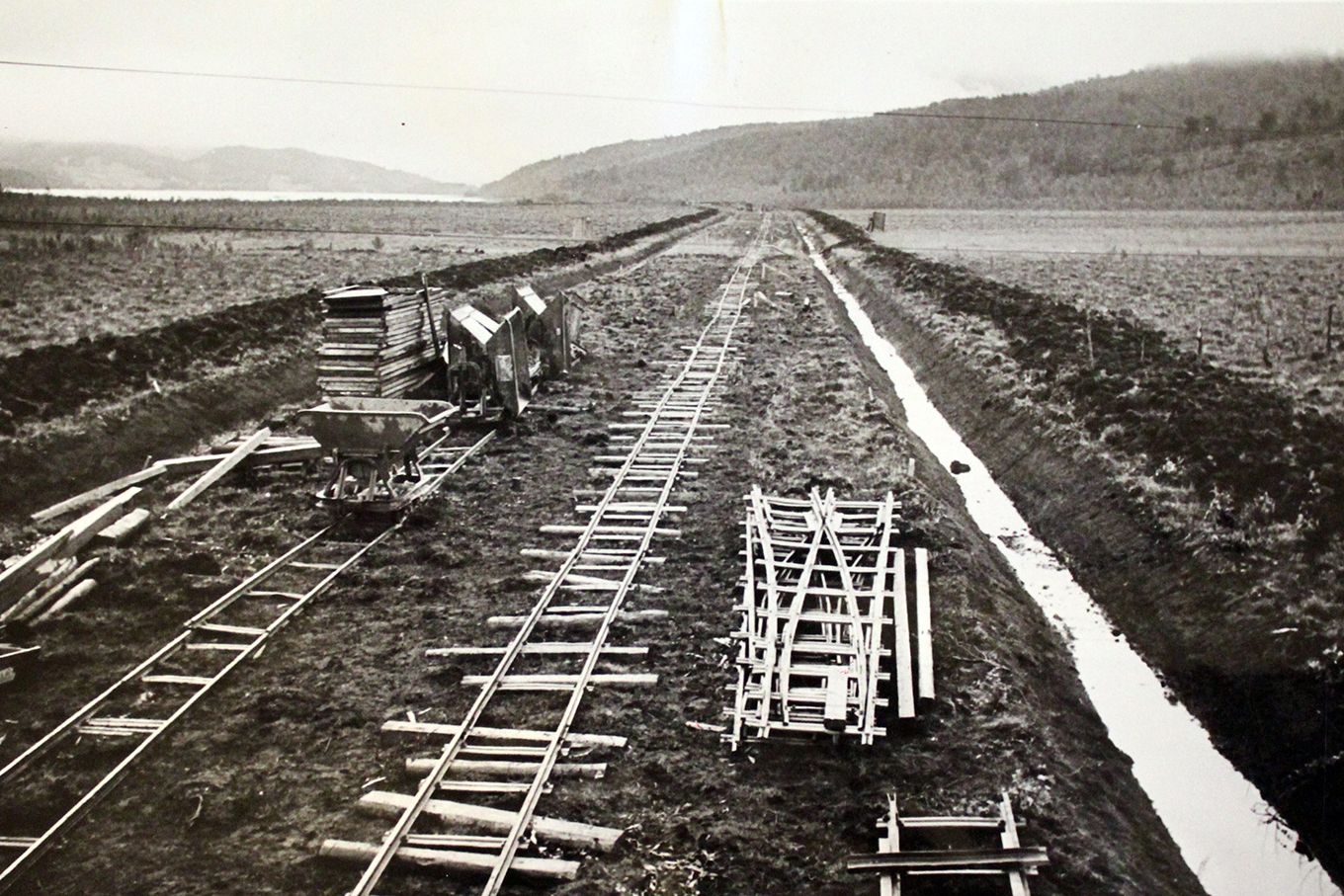 Jernbanesporet legges. Langsgående grøft ved siden av. Foto. 