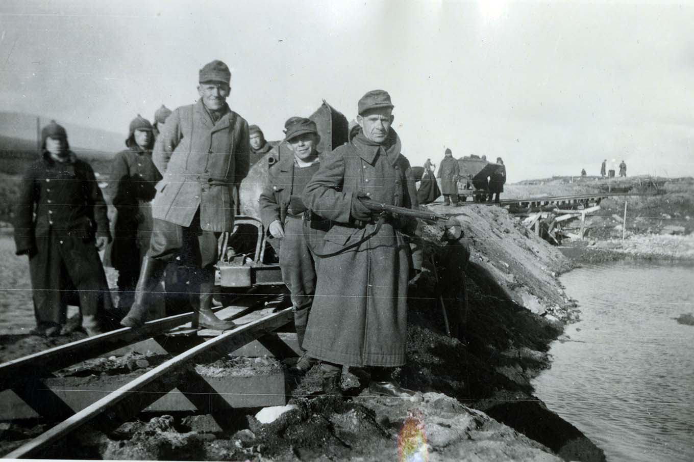 Militærvakter poserer for fotografen på jernbanesvillene. Foto.