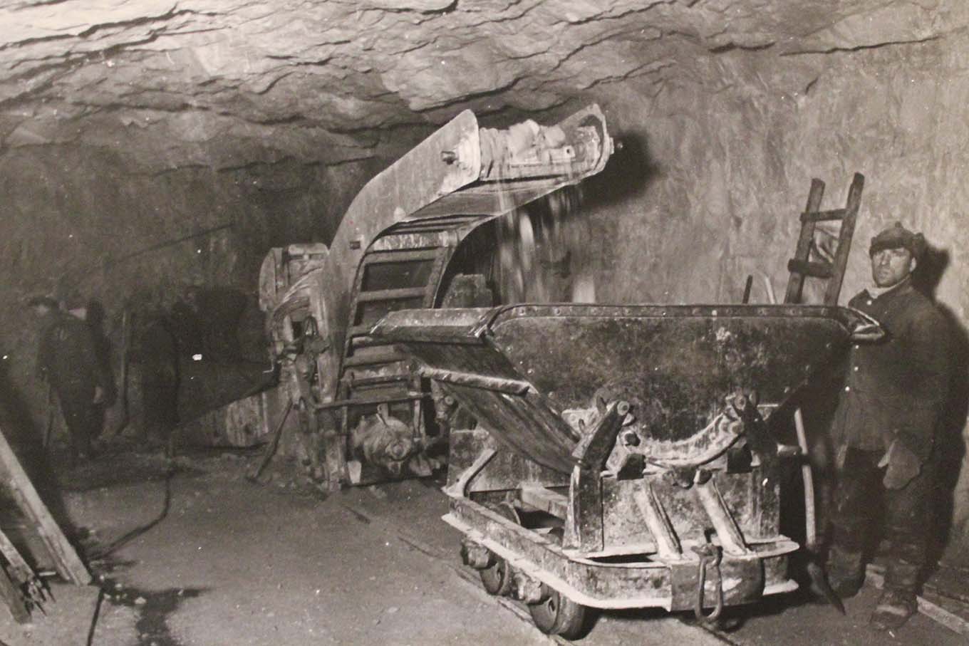 Tvangsarbeidere i arbeid med en tunnel. Foto.