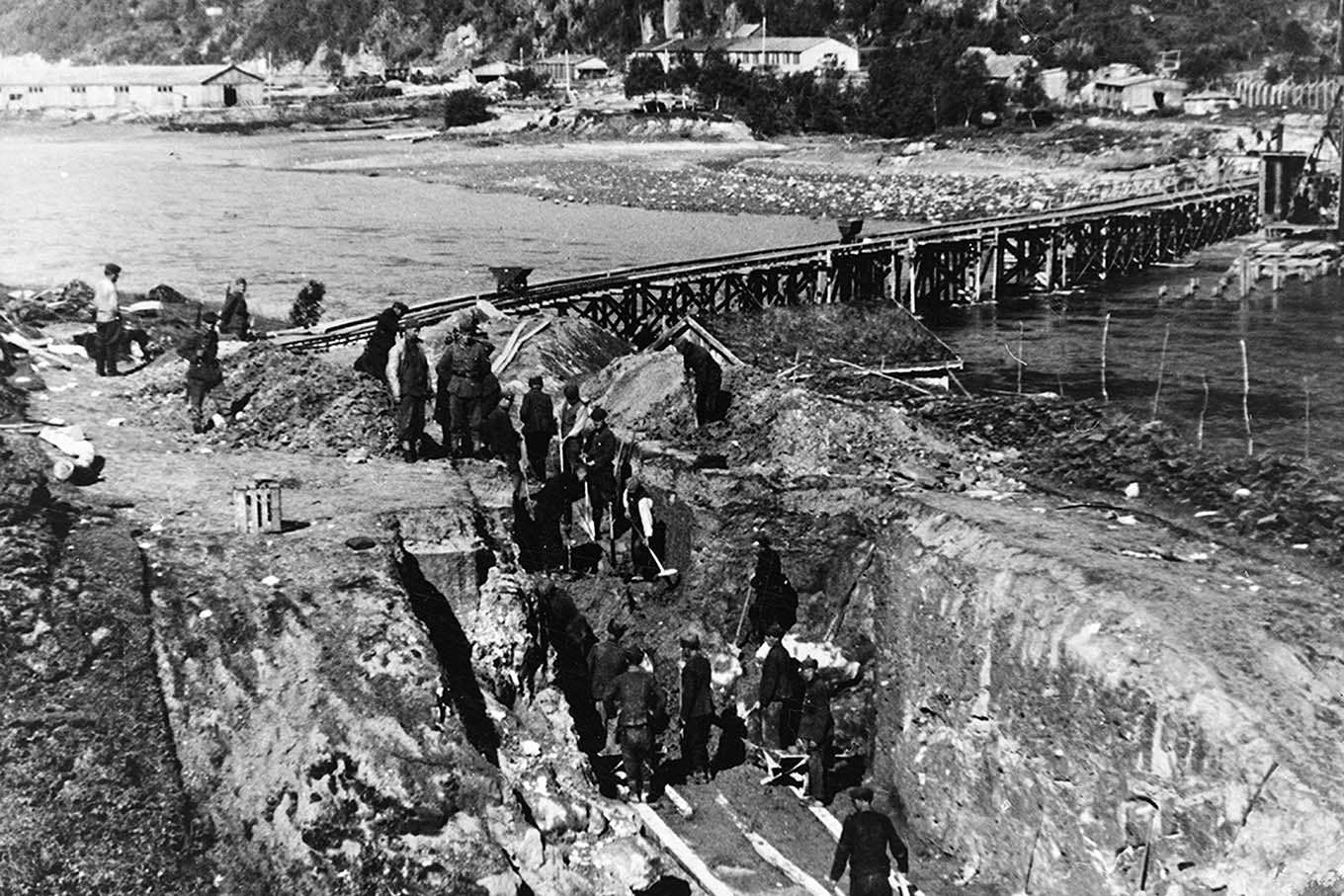 Tvangsarbeidere i arbeid ved en jernbanebro. Foto.