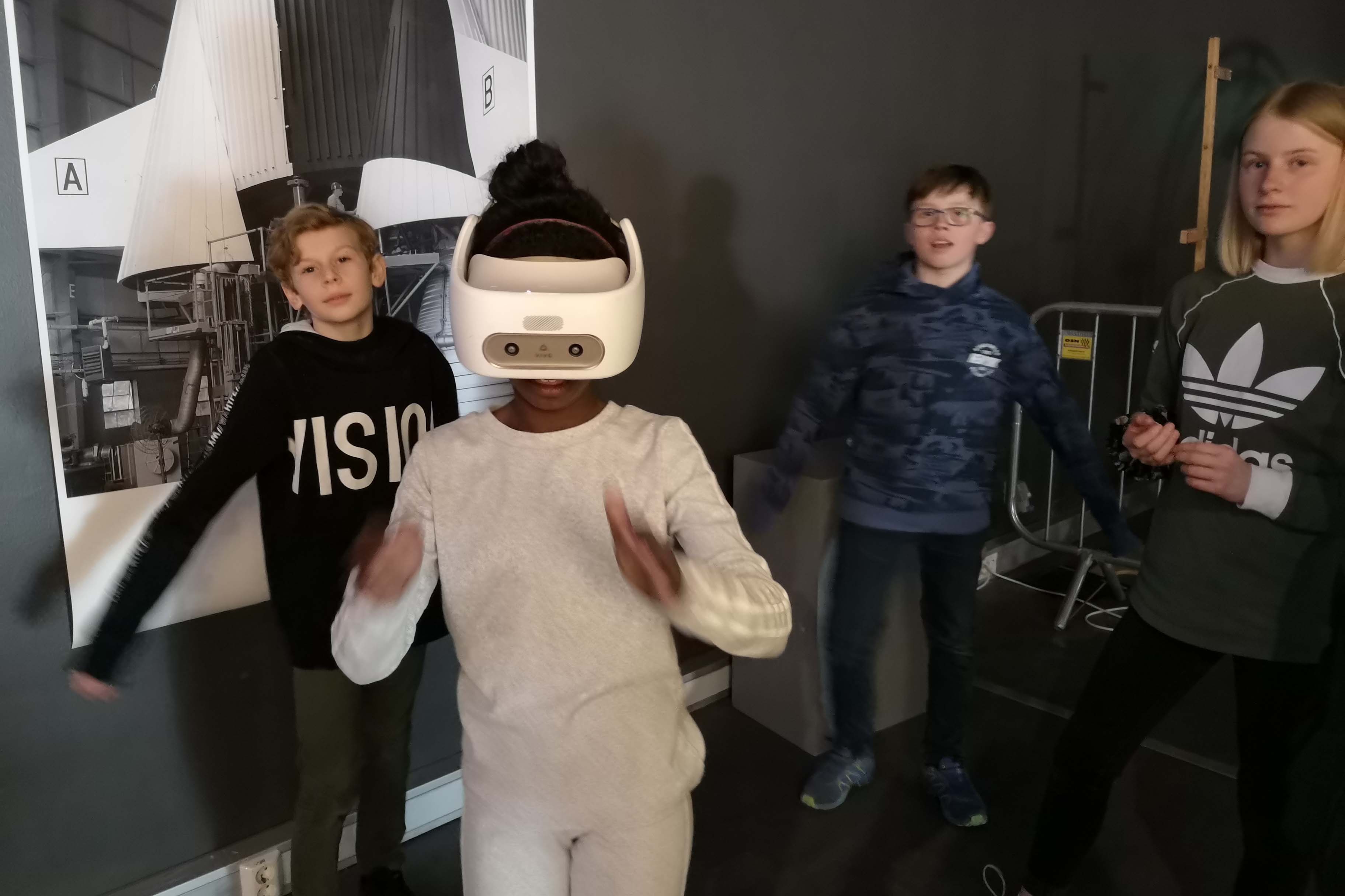 Jente med VR-hjelm. Foto.