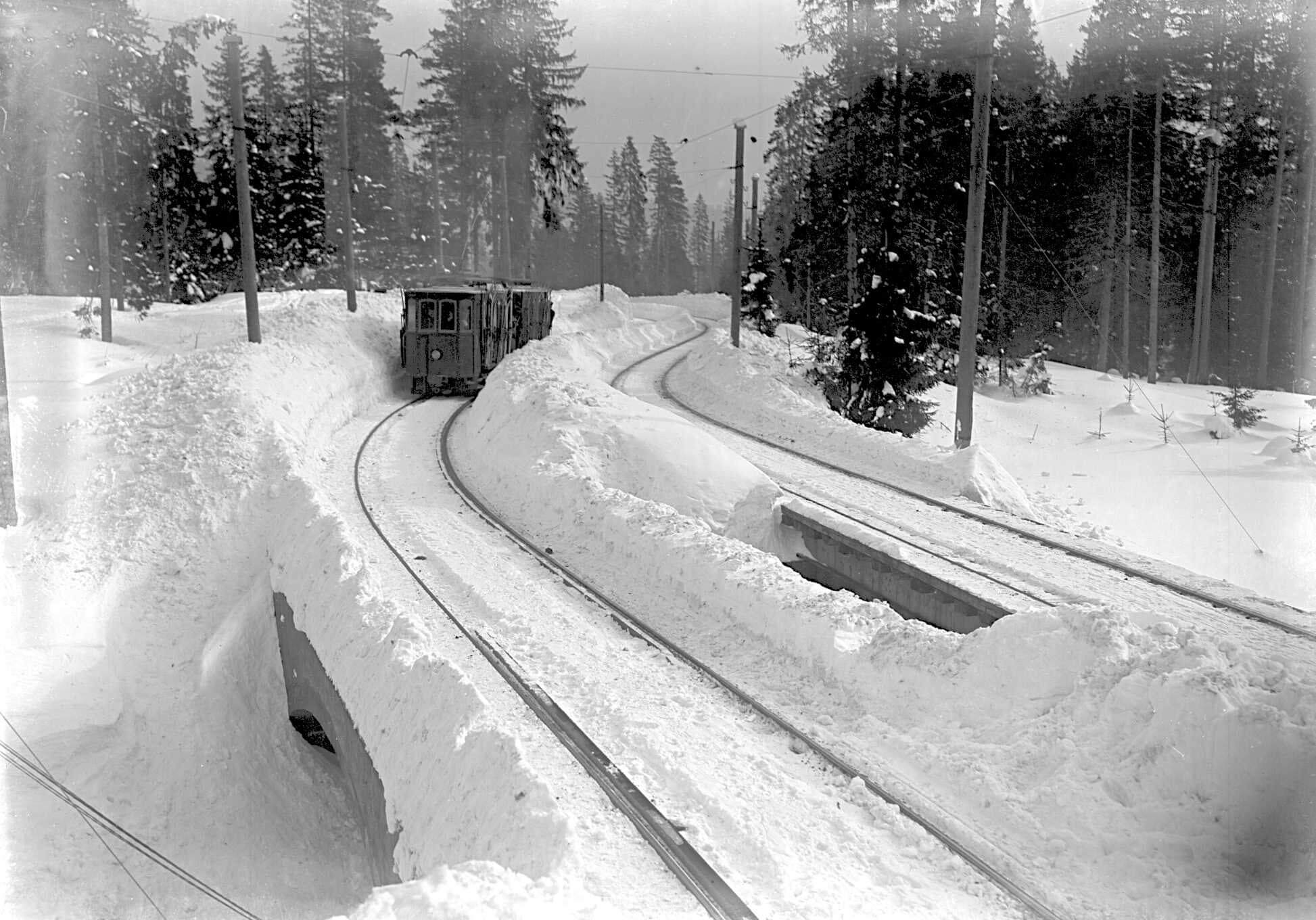 holmenkollbanen i norsk vinter med mye snø