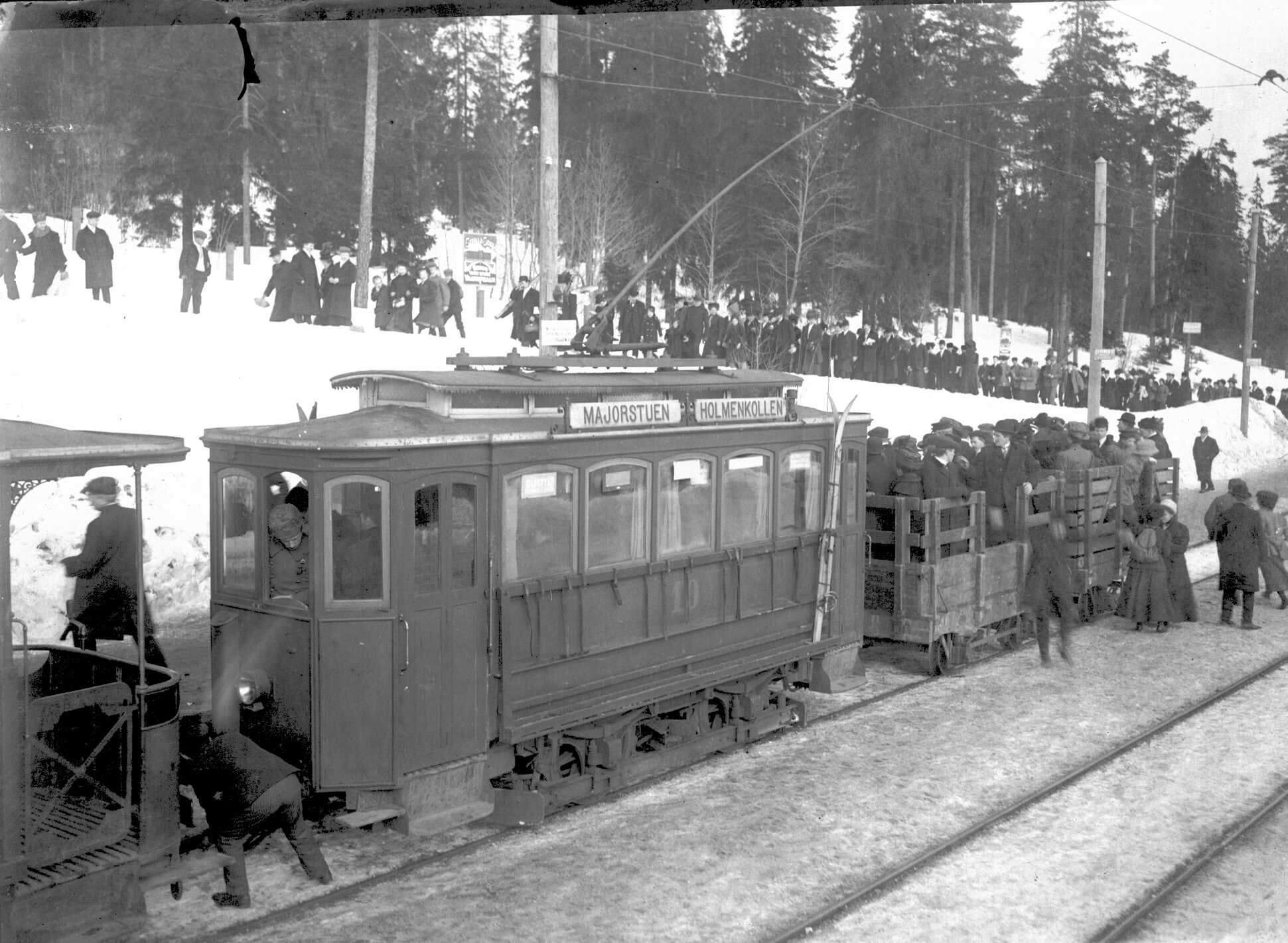 bane med åpen vogn på holmenkollen