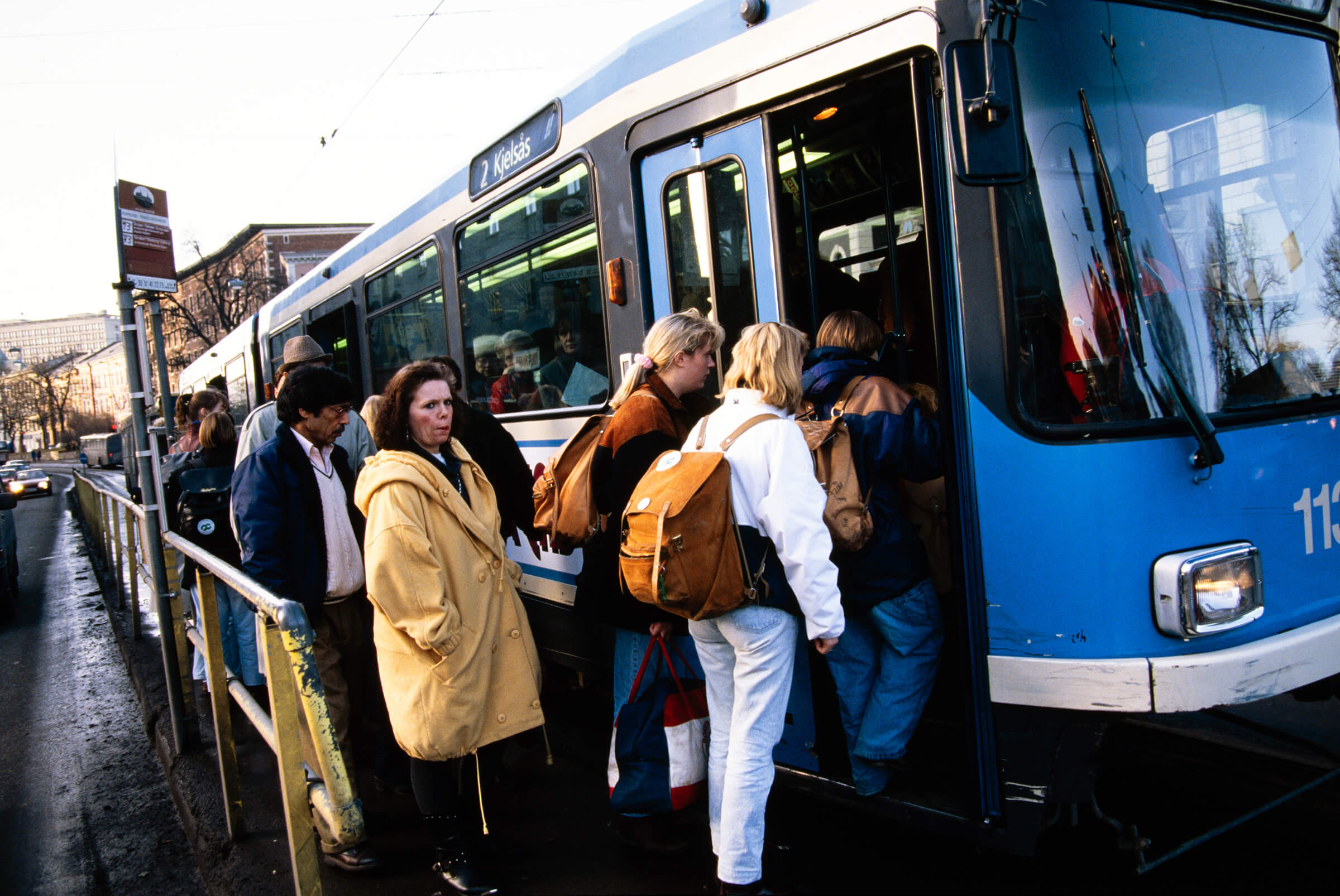 blå trikk med passasjerer i oslo på 90-tallet