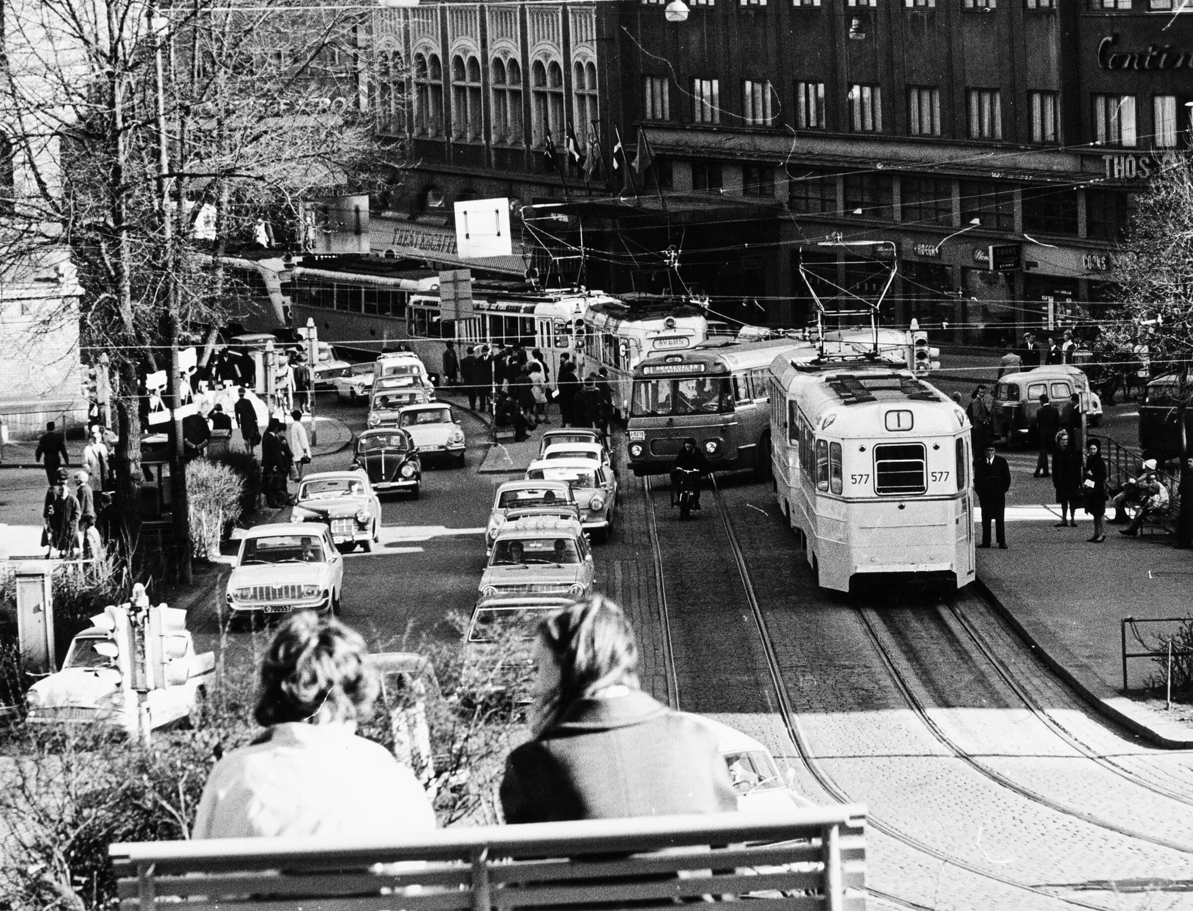 mennesker, bil og trikk ved Nationaltheatret