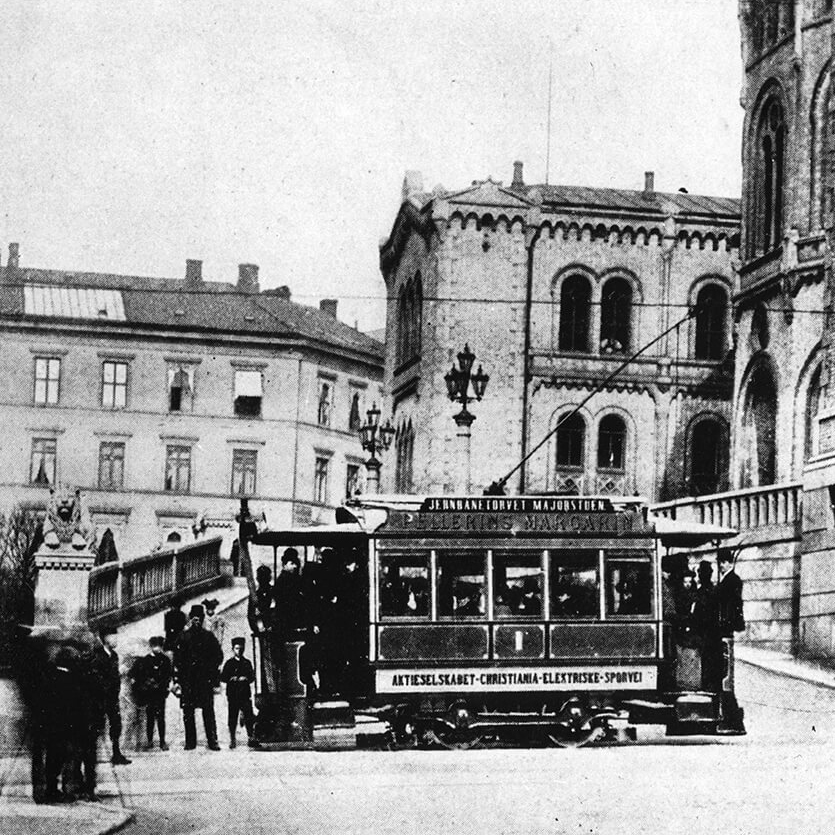 trikk utenfor rådhuset i oslo på 30-tallet
