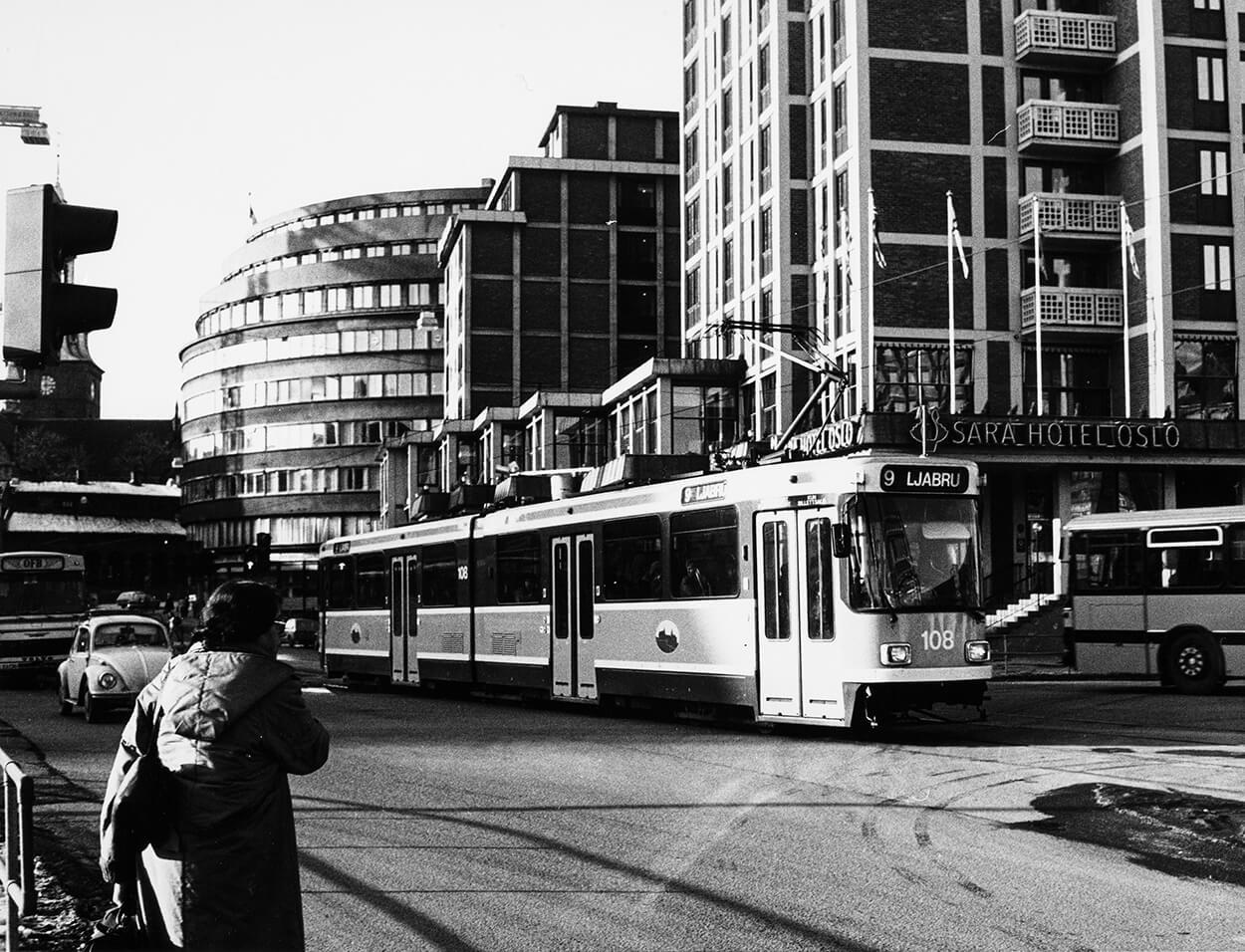 trikk utenfor oslo city ved byporten i oslo