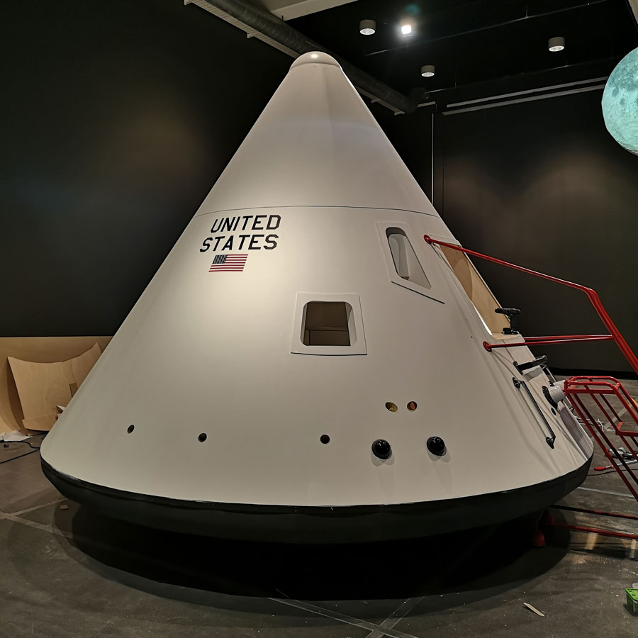 APILLO1:1 - Take a seat in the seats of Neil, Buzz and Mike! In our own full-scale Apollo 11 command module, you can take a seat and feel the expectations in the cramped space that is your place for the next eight days! Not to mention the hundred meters of high-explosive rocket you have below you… Outside, mission control can control and monitor what is happening.