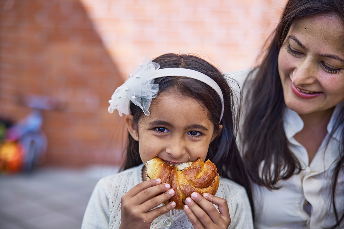 Mor og datter nyter bakst på Åpent Bakeri hos Teknisk museum