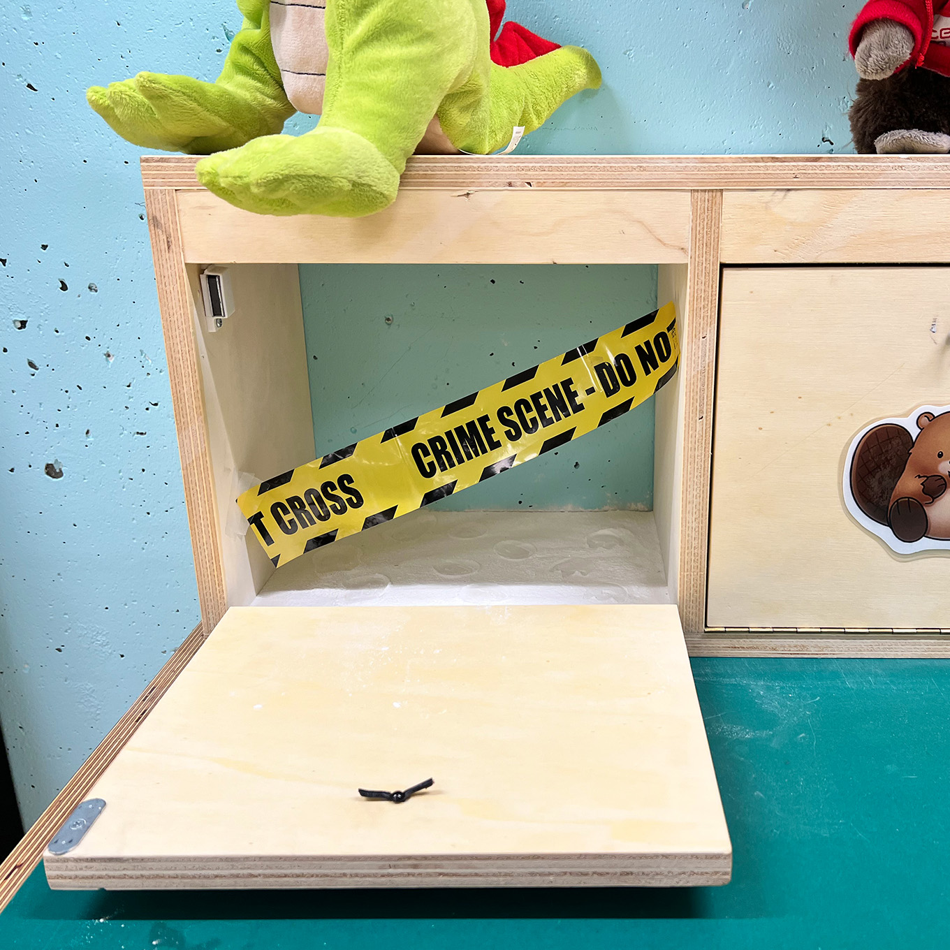 En liten skap med politi time som viser en fantasi åsted. Foto.  