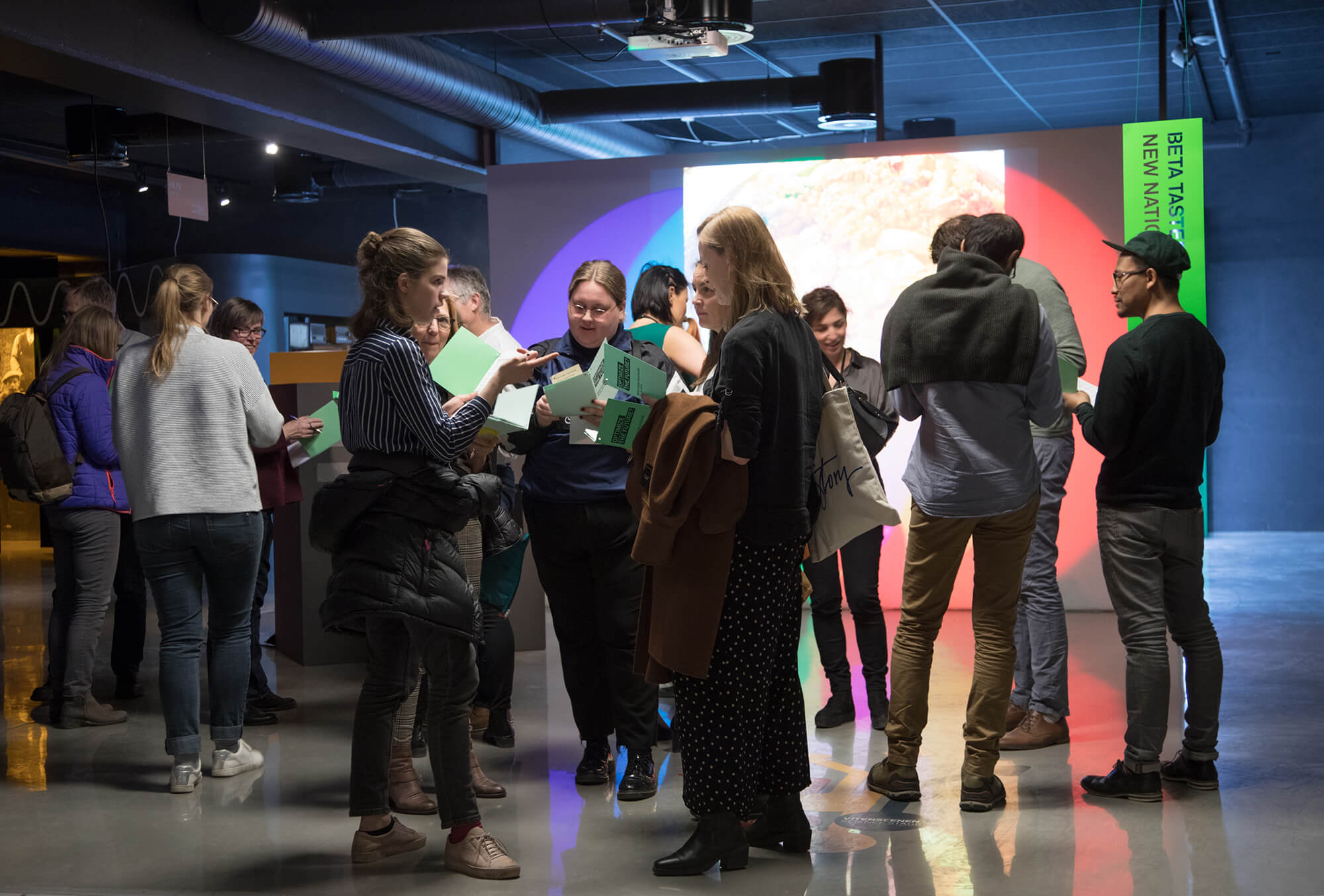 kveldsarragnement med en gruppe mennesker på teknisk museum ved akerselva i oslo