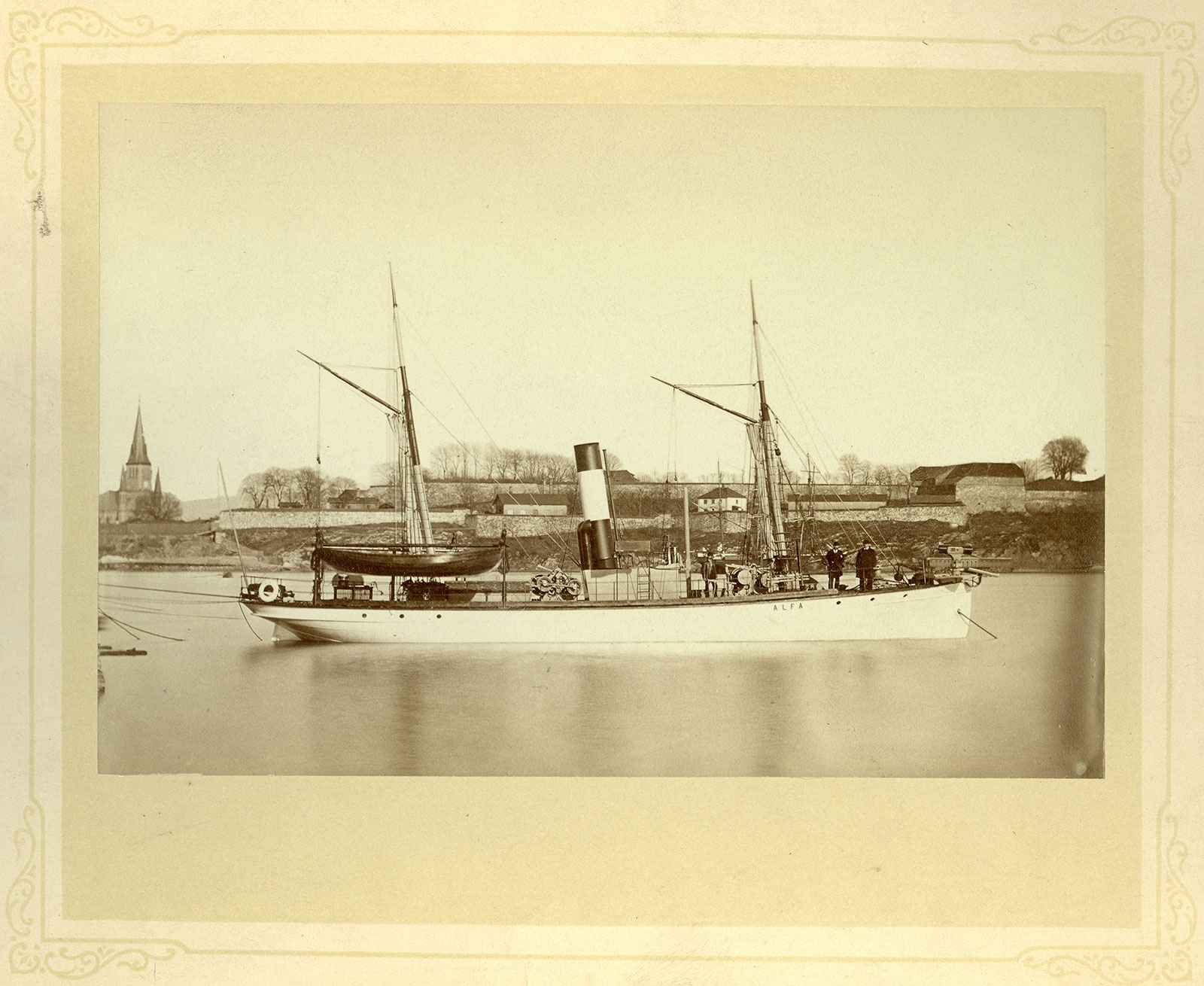Hvalfangstskip, D/S Alfa, B/N 98. Levert av Akers Mek. Verksted i 1882. Foto av fotografi med passepartour.