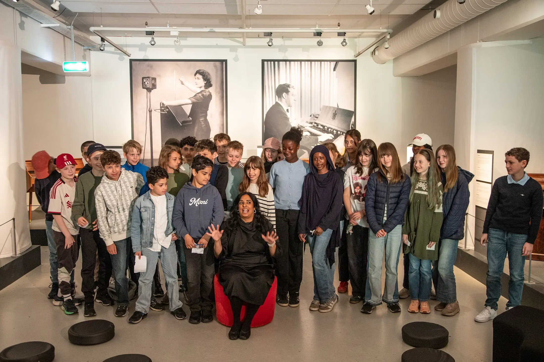 Minister lubna jaffery med skoleelever ved Teknisk museum i Oslo