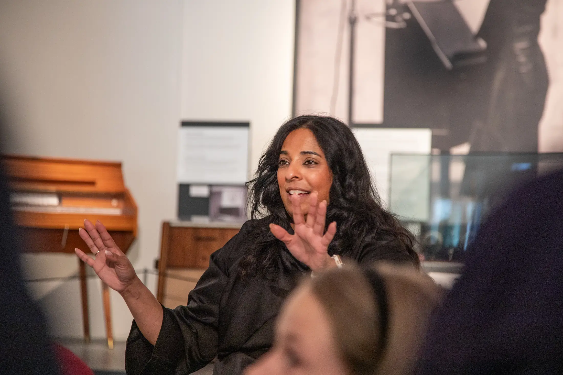 Minister lubna jaffery med skoleelever ved Teknisk museum i Oslo