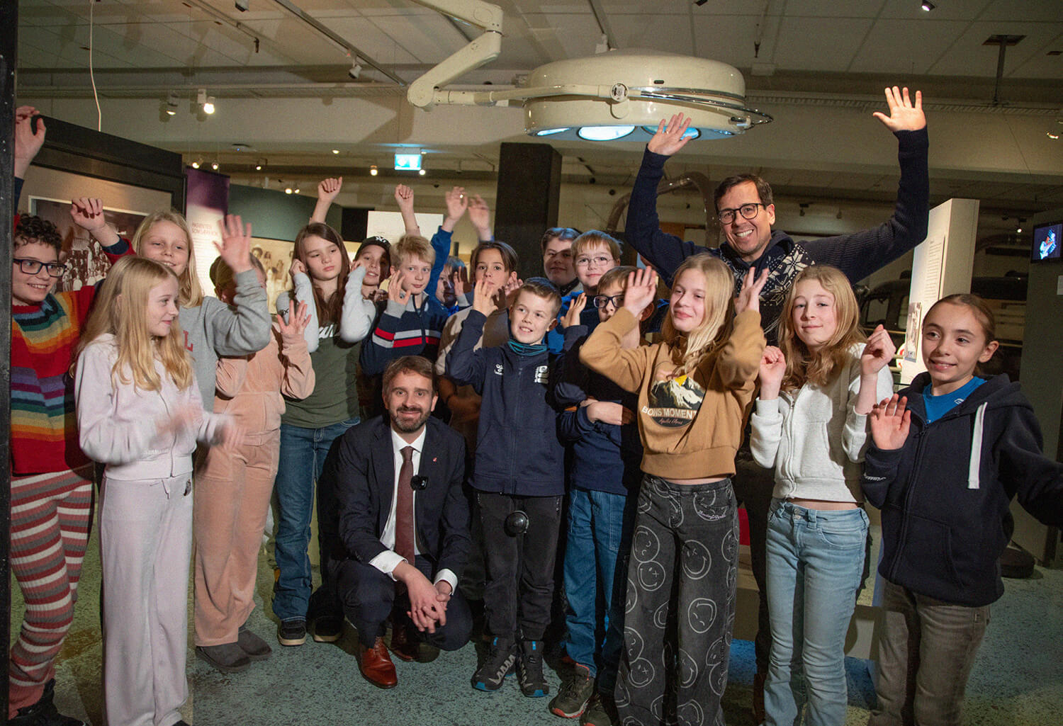 Jan Christian Vestre, utkledd som trollmann, med en skoleklasse på Teknisk museum
