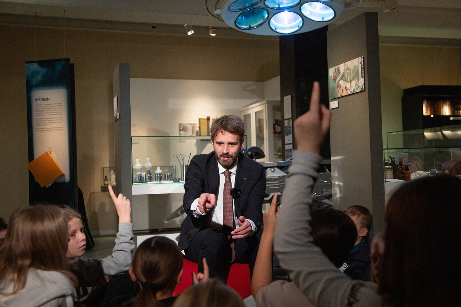 Jan Christian Vestre, utkledd som trollmann, med en skoleklasse på Teknisk museum