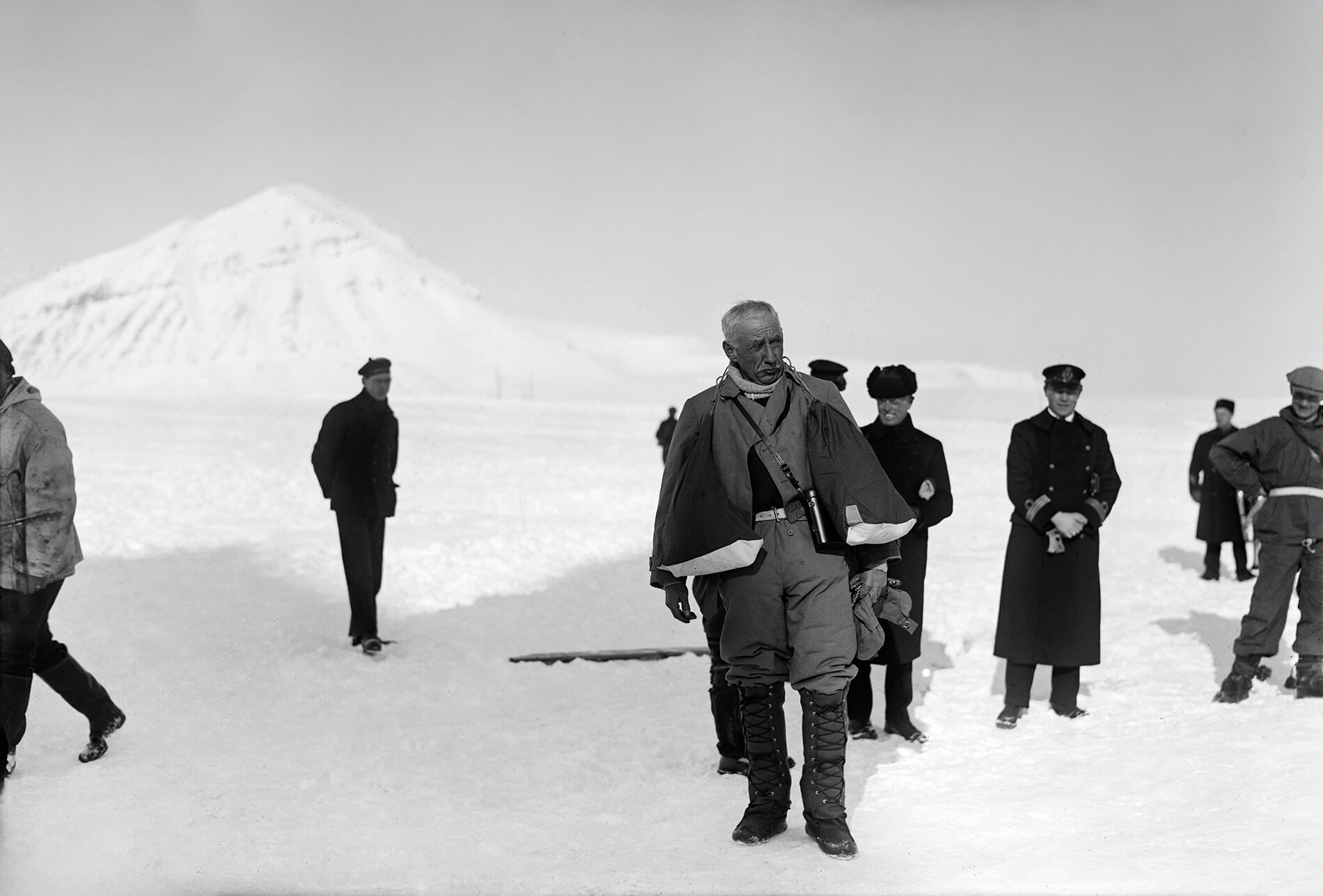 roald amundsen i vinterlandskap på svalbard