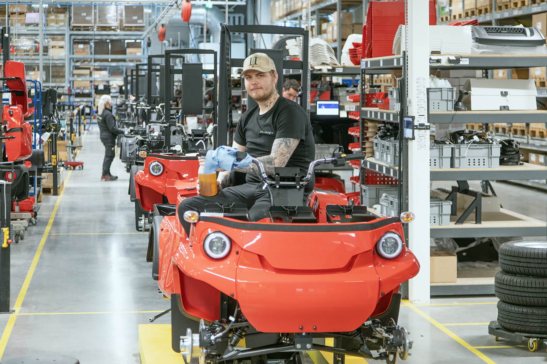 Røde Paxster postbiler på produksjonslinje i fabrikk