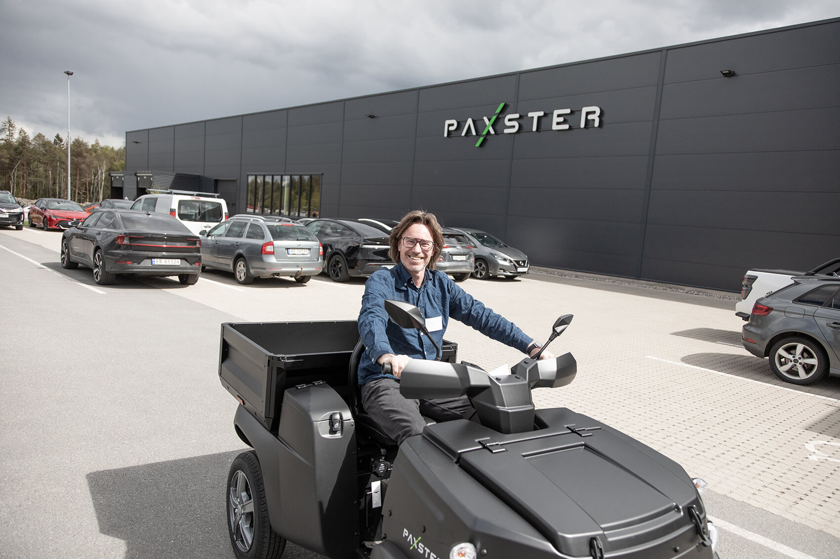 Paxster Cargo elektrisk lastesykkel i bruk utenfor fabrikk