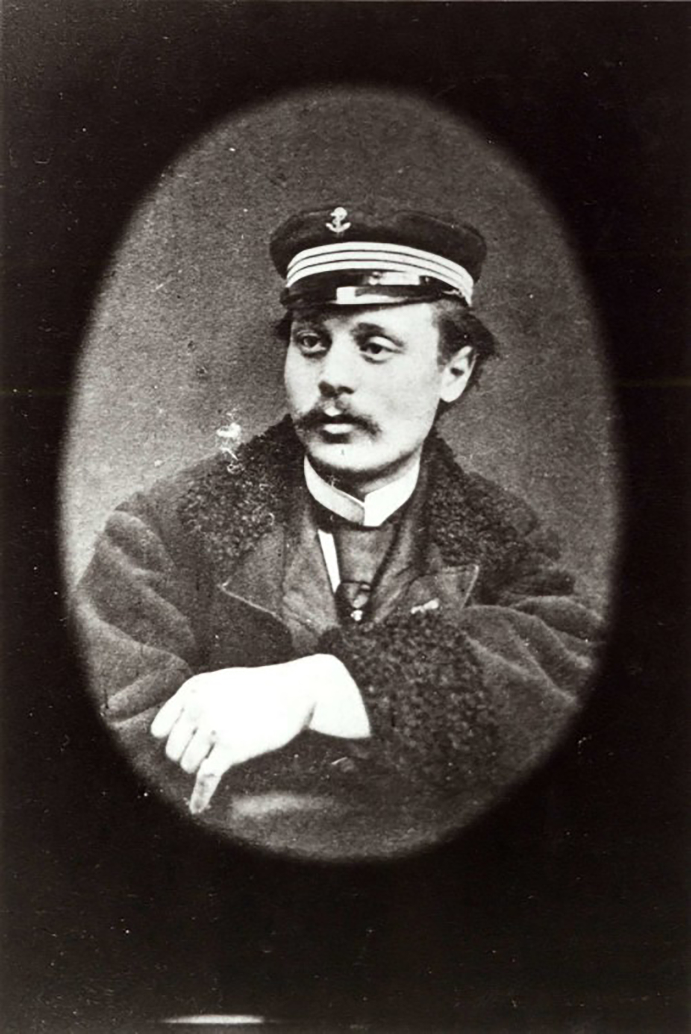 Gammelt bilde av mann med skipperlue, bart og han ser sliten ut.