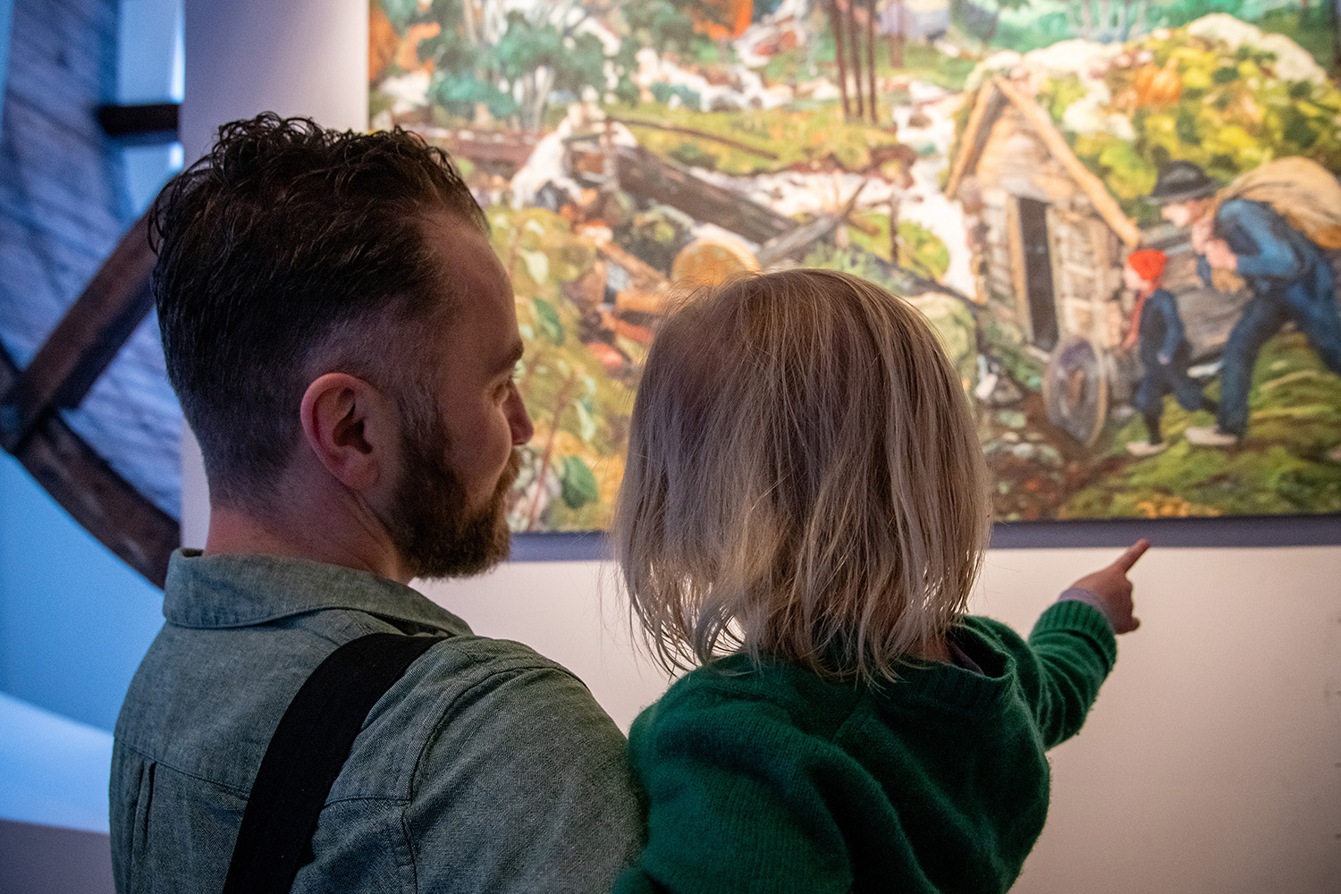 mann og liten jente som peker på et bilde