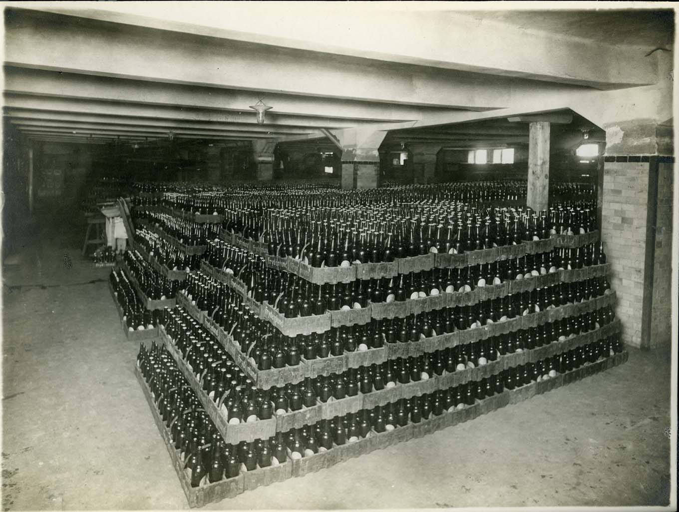 Flasker på paller i et bryggeri