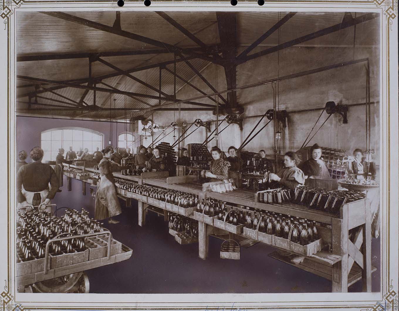 Et produksjonslokale med kvinner