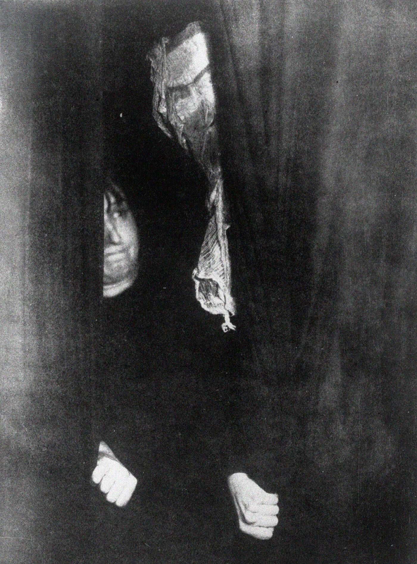 menneske trekker tilbake gardiner med en skummel gjenstand